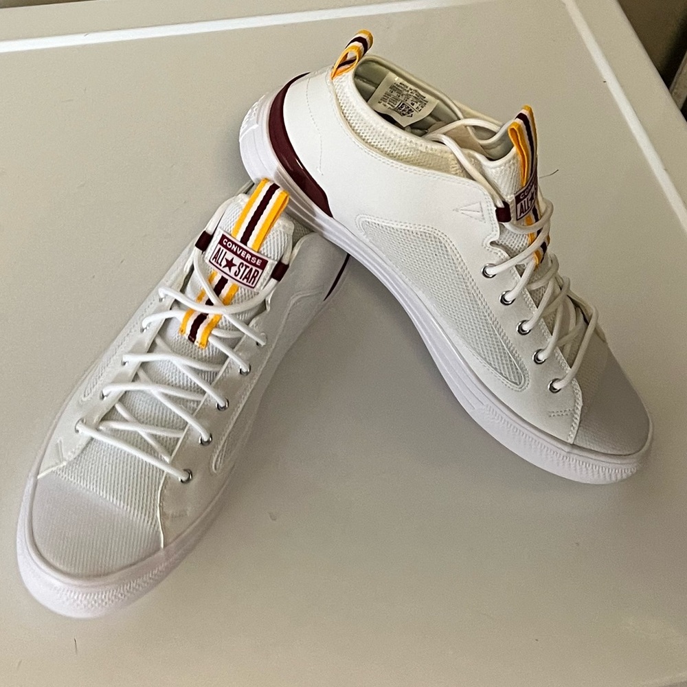 Converse unisex Ultra Ox White/Team Red Men’s 13 US/ Women’s 15/ 48 Euro.